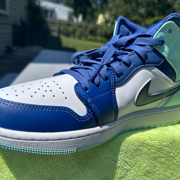 Size 9.5 - Nike Air Jordan 1 Mid Mystic Mens Navy Mint White Sneaker 554724-413 - Picture 10 of 16